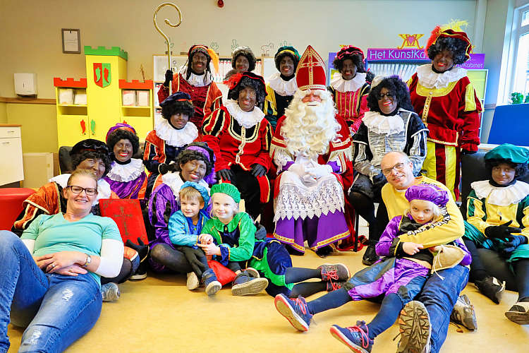 Aankomst van de Sint en zijn Zwarte Pieten in Waarder_126